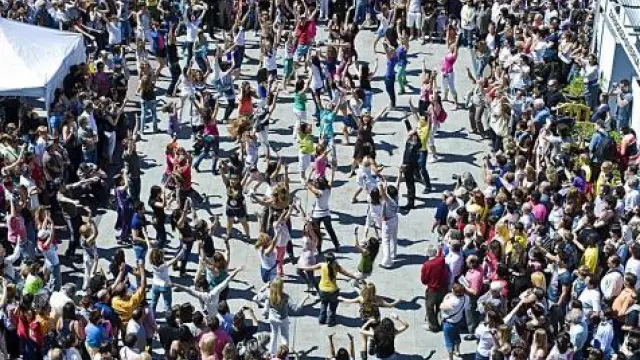 La plaza del Pilar fue el escenario elegido por Cruz Roja para el 'flashmob'.