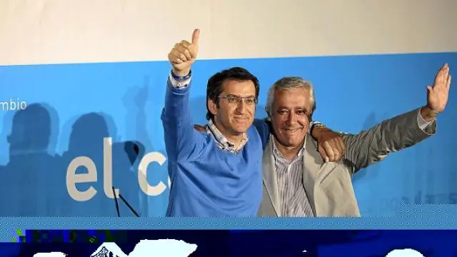 Núñez Feijóo (i) y Arenas, ayer, en un acto de partido en La Línea de la Concepción (Cádiz).