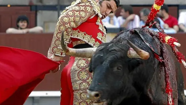 Morante de la Puebla, dando un pase de muleta a su primer toro ayer, en Las Ventas.