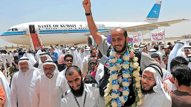 Abdolrahman al Failakawi, uno de los 16 kuwaitíes liberados ayer, llega a su país