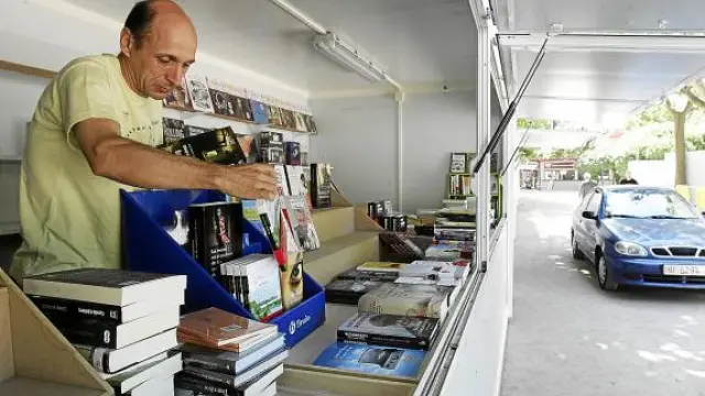 Lorenzo Latre, propietario de la librería Iris, colocaba ayer los libros en su caseta del Parque.