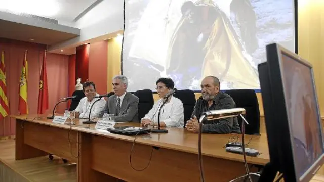 Juanito Oiarzabal (derecha) acompañó a los doctores Morandeira y Nerín.