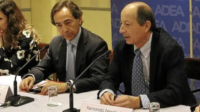 Salvador Arenere, presidente de ADEA, junto al economista Fernando Fernández Méndez de Andés, ayer.