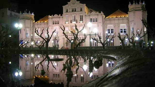 Vista nocturna del edificio del Casino de Huesca