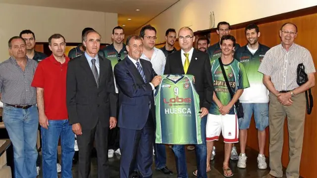 El presidente de la Diputación, Antonio Cosculluela, recibió ayer por la mañana al equipo.