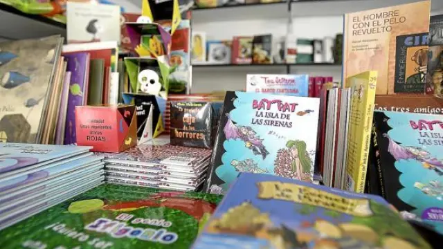 Algunos de los ejemplares disponibles en el puesto de la librería El pequeño teatro de los libros.