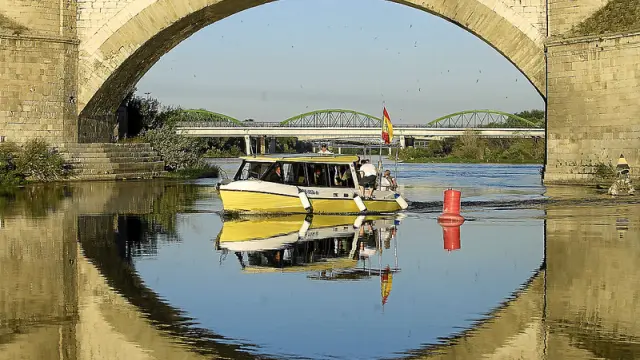 Los Ebrobuses -en la imagen, ayer, con el alcalde a bordo- no superarán hoy el puente de Piedra