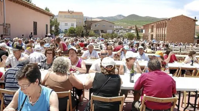 Varios vecinos de Campo de Borja durante la comida popular.