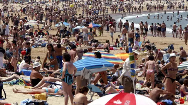 Cientos de personas abarrotan la playa de La Concha en San Sebastián
