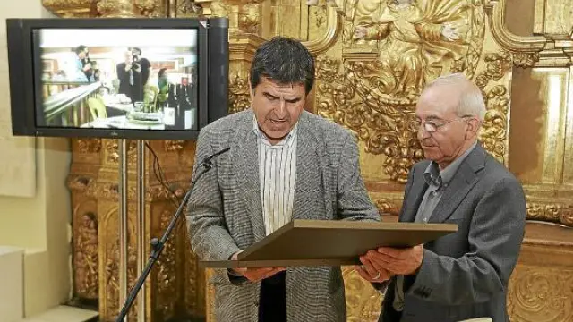 Ramón Miranda entrega a Julio Sánchez Millán la placa de reconocimiento a Alberto Sánchez.