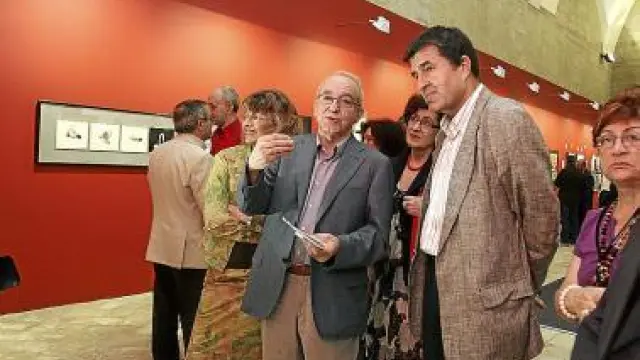 Julio Sánchez detalla la exposición a Ramón Miranda.
