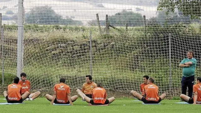 Los jugadores titulares ante el Villarreal B, ayer durante el entrenamiento en el Instituto Montearagón. Con ellos, Agustín Lasaosa y Jesús Paredes.