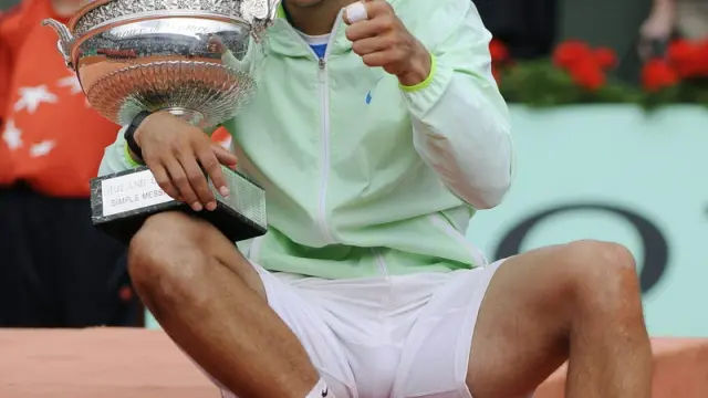 Rafa Nadal muerde el trofeo de campeón