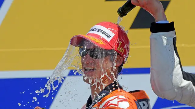 Pedrosa recibe en el podio una ducha de champán