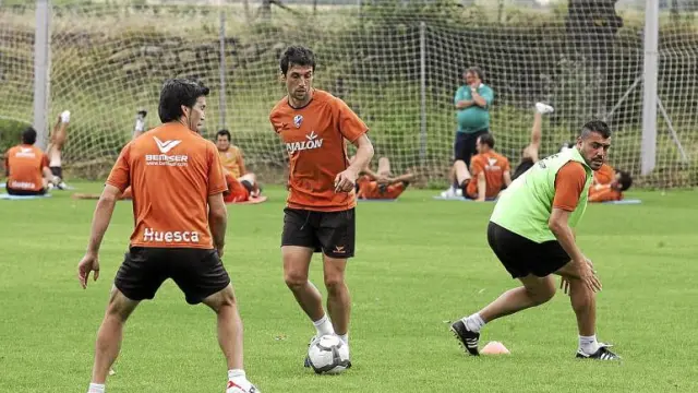 Los futbolistas del Huesca, durante el entrenamiento celebrado ayer en el Instituto Montearagón.