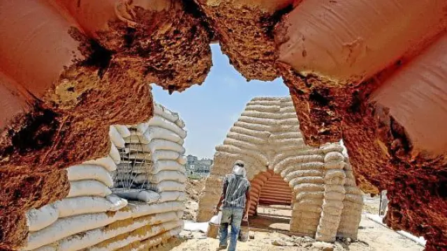 Construcción de cabañas en Gaza con sacos de tierra, a falta de otro material por el bloqueo.