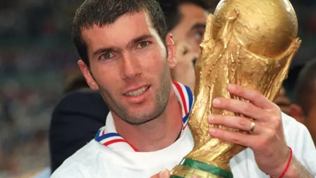 Zidane abraza el trofeo.