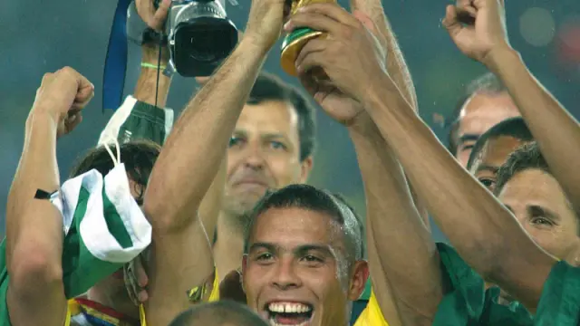 Ronaldo alza el trofeo.