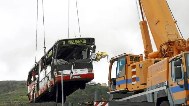 Una grúa retira el autobús siniestrado en la isla de La Palma.