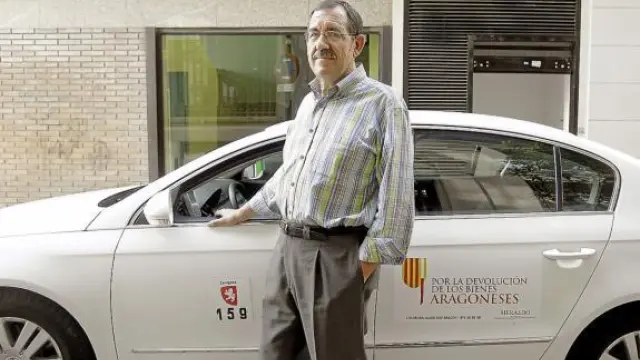 Antonio Claramonte, de Radio Taxi Aragón, ante su vehículo de trabajo.