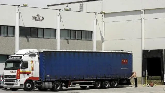 Un camión salía ayer con parte del material de la fábrica que Mildred tenía en Huesca.