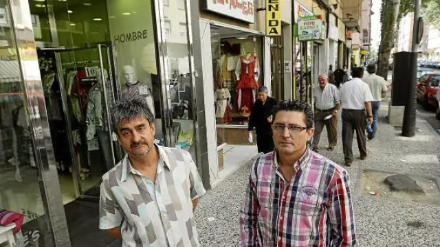 Alfonso Bernalte (a la izquierda) y Gerardo Gracia, en la zaragozana calle de Salvador Minguijón.