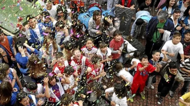 Los jóvenes de Alagón reciben una lluvia de confeti después del pregón de Interpeñas.