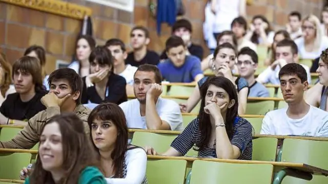 Un grupo de alumnos, en la Facultad de Derecho minutos antes de empezar el examen.