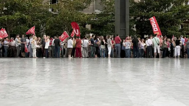 Un grupo de ciudadanos en la manifestación celebrada el martes en la plaza del Pilar.
