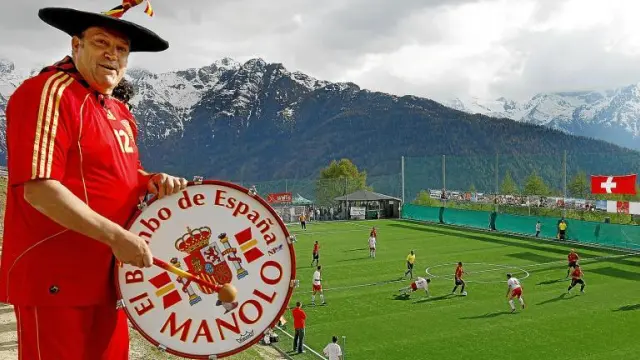 Manolo, el pasado mes, animando a la selección en Suiza. Ahora, cambia de continente, pero no de misión.