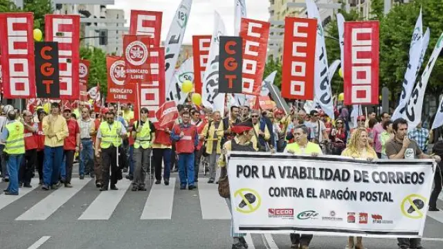 Manifestación de empleados de Correos, ayer en el centro de Zaragoza.