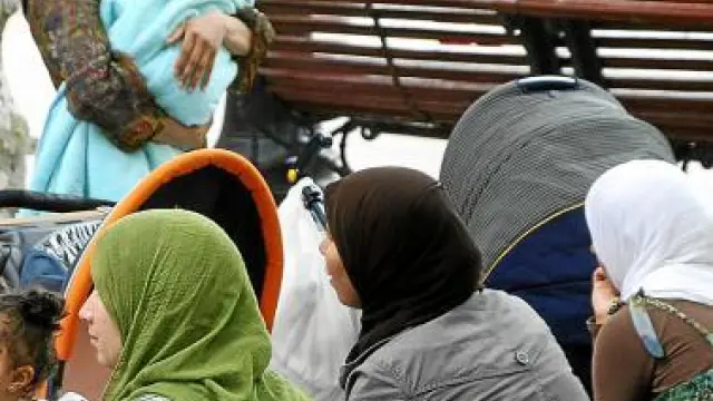 Mujeres musulmanas, cerca del Ayuntamiento de El Vendrell.