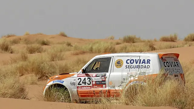 El equipo aragonés Coviar Raid supera un tramo de arena.