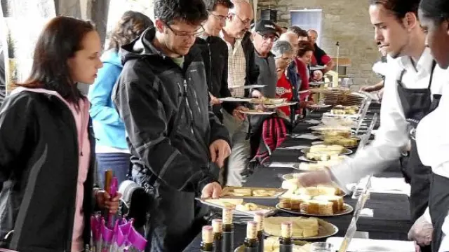 La degustación de los diferentes quesos congregó a cientos de personas en Biescas.