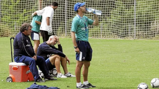 El técnico Antonio Calderón se refresca durante un receso del entrenamiento de ayer en el Instituto Montearagón.