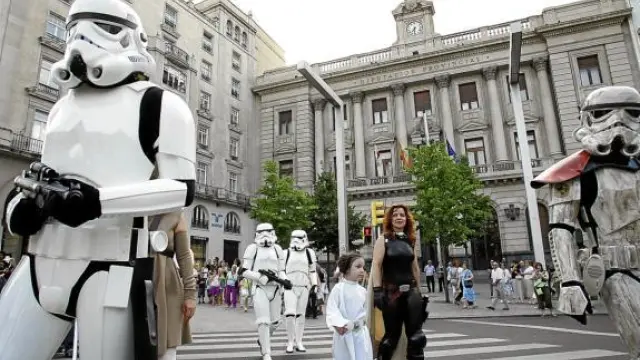 Desfile de los personajes de la 'Guerra de las galaxias' por el centro de Zaragoza en 2007.