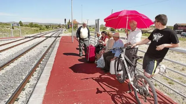 Los vecinos de La Puebla de Valverde piden a la DGA que los trenes no pasen de largo
