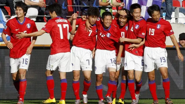 Los coreanos celebran uno de los goles