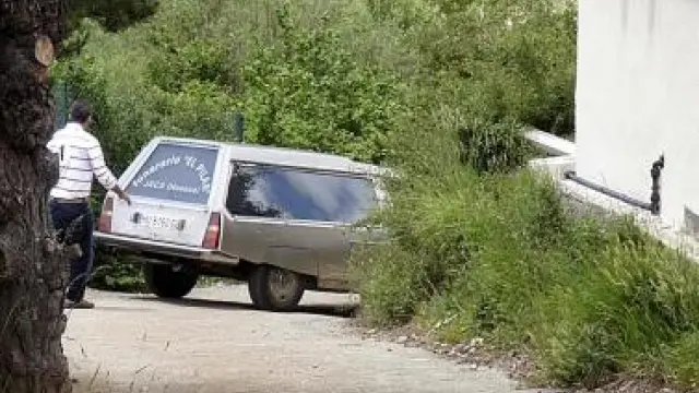 Un coche fúnebre acudió al campamento para trasladar el cadáver.