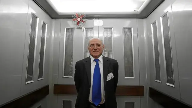 José Antonio Latre, en la cabina del ascensor que la empresa Giesa construyó en 1967 para la torre del Pilar.
