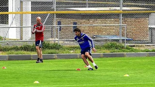 Contini, en un entrenamiento del Real Zaragoza, ante la supervisión de Andrés Ubieto.