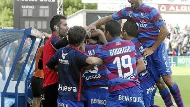 Alegría de los jugadores del Huesca.