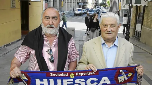 Tomás Félix, izquierda, y José María Mur llevan más de cuarenta años siguiendo al Huesca o involucrados en él.