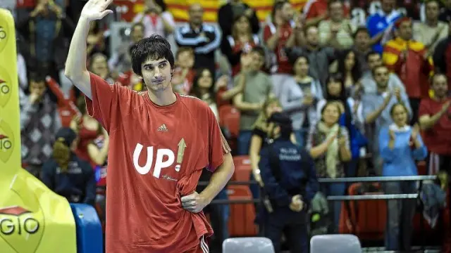 Matías Lescano saluda a la grada el día del ascenso a la ACB, en el que puede ser su último partido en el Príncipe Felipe.