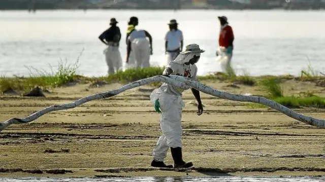 Trabajos de limpieza del petróleo que ha llegado a Grand Isle, en el estado de Luisiana.