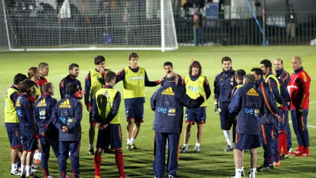 Los jugadores de la selección escuchan las instrucciones de Vicente del Bosque durante un entrenamiento.