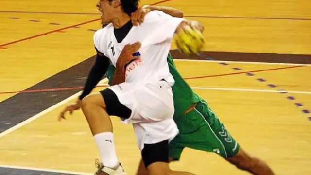 Rodrigo Salinas Muñozz encara la meta rival trabado por un defensor.