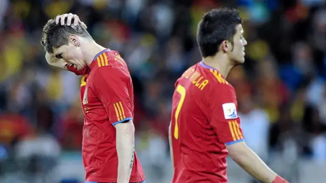 Torres y Villa, con gestos apesadumbrados, tras el final del partido jugado en Durban.