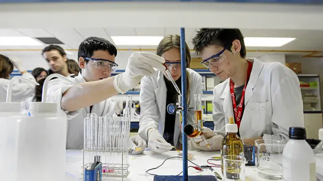 Tres alumnos de bachillerato experimentan en un laboratorio de la Facultad de Ciencias.