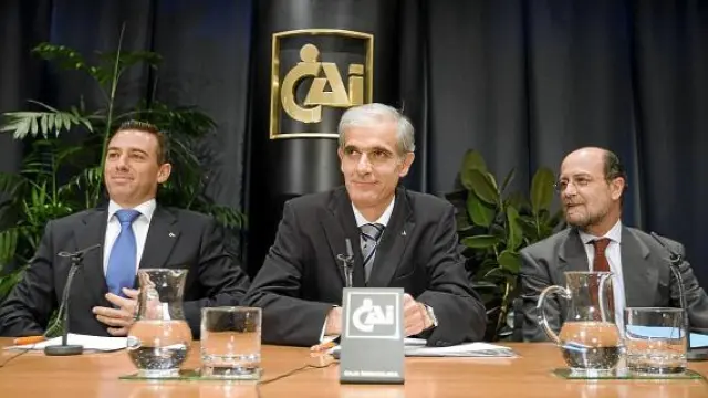 El director general de la CAI, Luis Miguel Carrasco; el presidente, Juan Pemán y el director general adjunto, Juan Antonio García Toledo, durante la presentación oficial de Pemán.